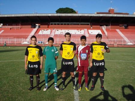 Trio de arbitragem e capitães na final sub-14